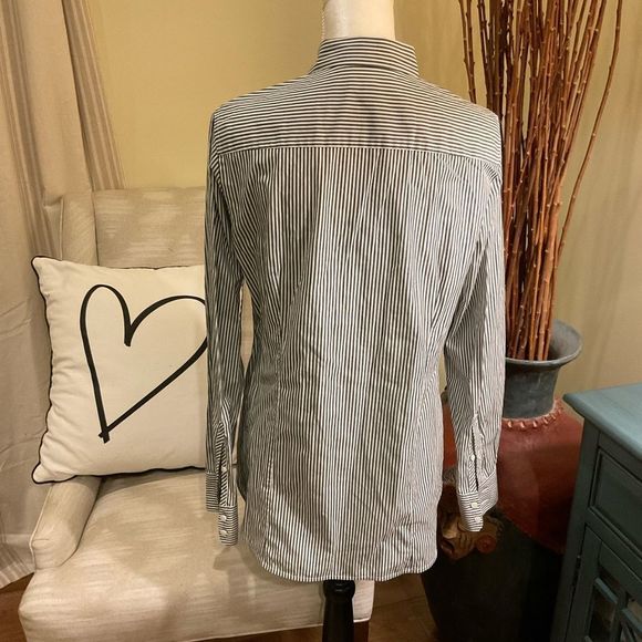 J.Crew button down shirt 🤍 - Picture 3 of 5
